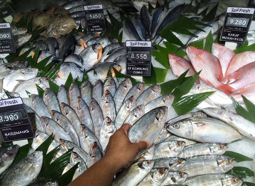 Berbagai jenis ikan di supermarket ritel di Jakarta Selatan, Sabtu (9/11/2019). Perekonomian RI pada triwulan III-2019 tumbuh 5,02 persen. Konsumsi rumah tangga jadi penopang, dengan porsi 56,52 persen. Konsumsi rumah tangga tumbuh 5,01 persen.