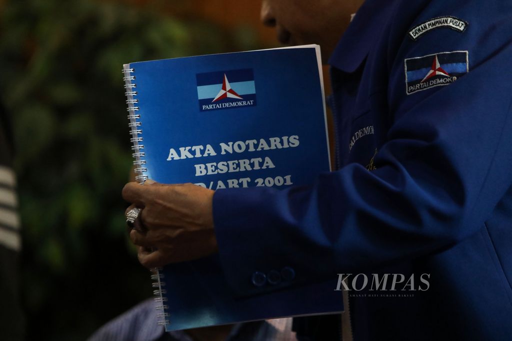 Akta notaris Partai Demokrat ditunjukkan saat DPP Partai Demokrat hasil Kongres Luar Biasa memberikan keterangan kepada wartawan di Jakarta, Selasa (9/3/2021). Dalam keterangannya, mereka memaparkan mengenai keabsahan KLB serta sejumlah isu aktual terkait Partai Demokrat. 