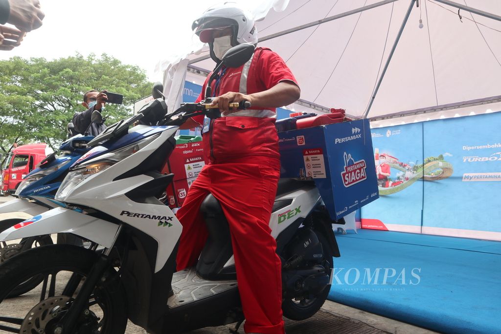 Petugas siap mengantarkan bahan bakar menggunakan sepeda motor di Rest Area Kilometer 228A di ruas Tol Kanci-Pejagan, Kabupaten Cirebon, Jawa Barat, Kamis (21/4/2022).