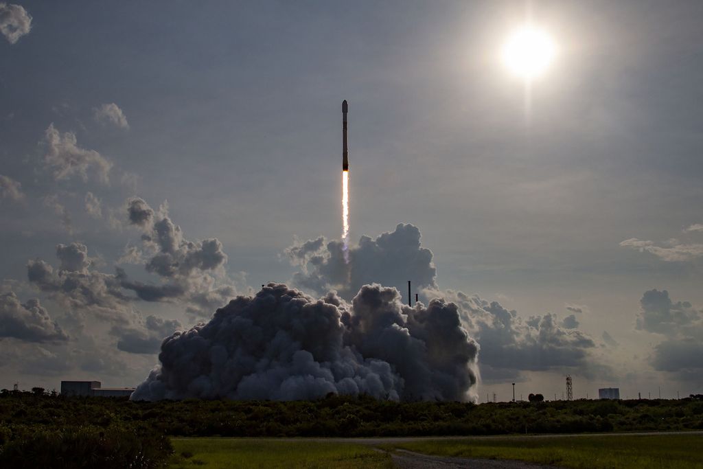 Satelit Satria 1 atau disebut juga Nusantara 3 meluncur menggunakan roket Falcon 9 milik SpaceX dari landas luncur 40 di Pangkalan Angkatan Antariksa Cape Canaveral, Florida, Amerika Serikat, Minggu (18/6/2023) pukul 18.21 waktu setempat atau Senin (19/6/2023) pukul 05.21 WIB.