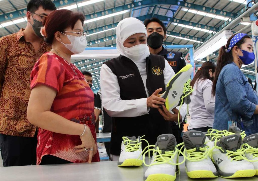 Gubernur Jatim Khofifah Indar Parawansa saat melihat sepatu merek Yonex di PT DPS Madiun, Jumat (26/8/2022). Perusahaan ini mengirimkan 14.150 pasang sepatu ke China dengan volume 28 ton. 