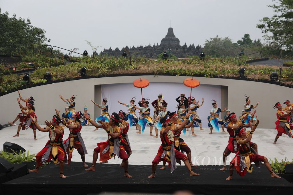 Masyarakat seni dari lereng Gunung Merapi tampil dalam pembukaan kegiatan Indonesia Bertutur di kompleks Candi Borobudur, Magelang, Jawa Tengah, Rabu (7/9/2022). 