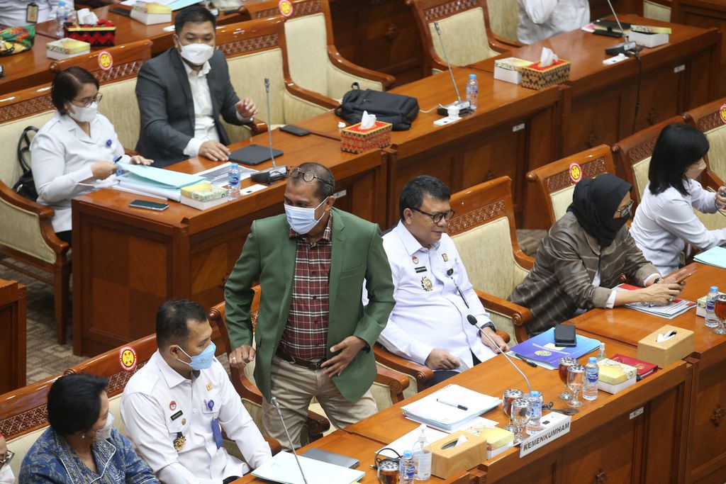  Wakil Menteri Hukum dan HAM Edward Omar Sharif Hiariej (berdiri) mengikuti rapat kerja dengan Komisi III DPR di Kompleks Parlemen, Senayan, Jakarta, Rabu (6/7/2022).