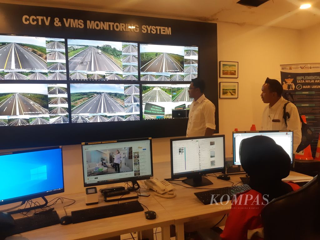 Petugas memperhatikan kondisi ruas jalan Tol Palembang-Kayu Agung, Senin (3/4/2023). Pengelola tol telah menyiapkan 20 kendaraan operasi, 42 kamera pemantau, dan 4 papan pengumuman elektronik yang akan dioperasikan selama 24 jam. 