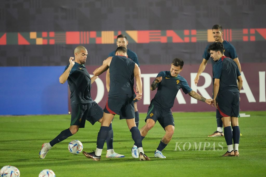 Para pemain Portugal berlatih di Shahaniya Sports Club, Qatar, Rabu (23/11/2022). 