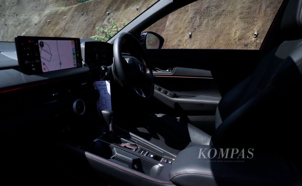 Interor ruang kemudi dengan sejumlah fitur digitalnya pada Honda Accord RS Hybrid saat tes kendara melintasi kawasan Tembalang, Kota Semarang, Jawa Tengah, Rabu (31/1/2024). 