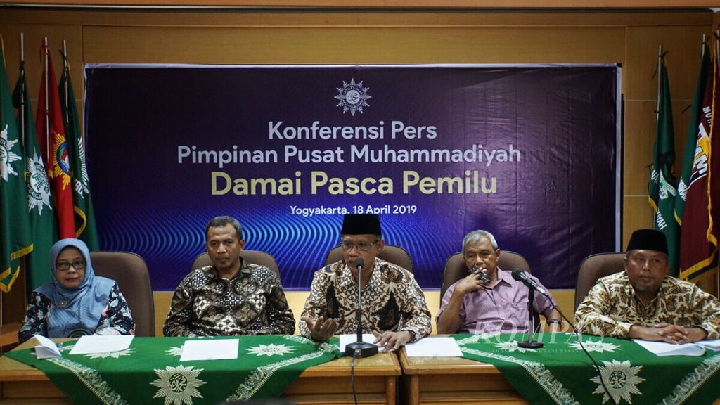Ketua Umum PP Muhammadiyah Haedar Nashir (ketiga dari kanan) sedang berbicara dalam jumpa pers tentang pemilu damai, di Kantor PP Muhammadiyah, Yogyakarta, Kamis (18/4/2019).