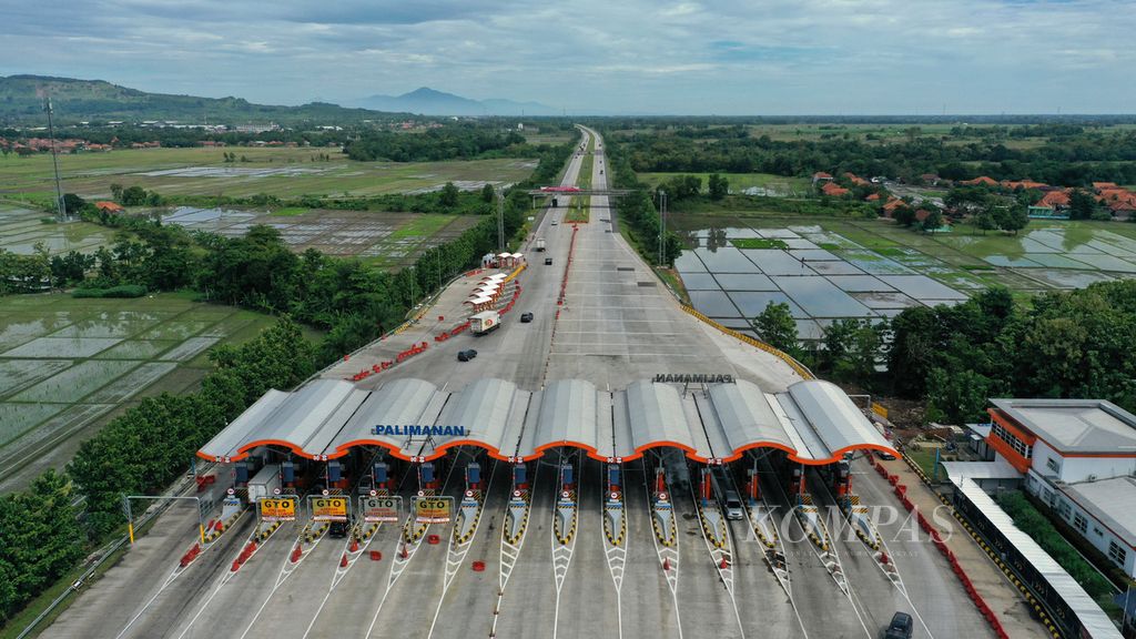 Gerbang Tol Palimanan yang lengang di Cirebon, Jawa Barat, Kamis (21/5/2020) pukul 10.00 WIB. Adanya larangan mudik untuk pencegahan penyebaran Covid-19 membuat arus lintas di tol yang ramai menjelang Lebaran menjadi sepi.