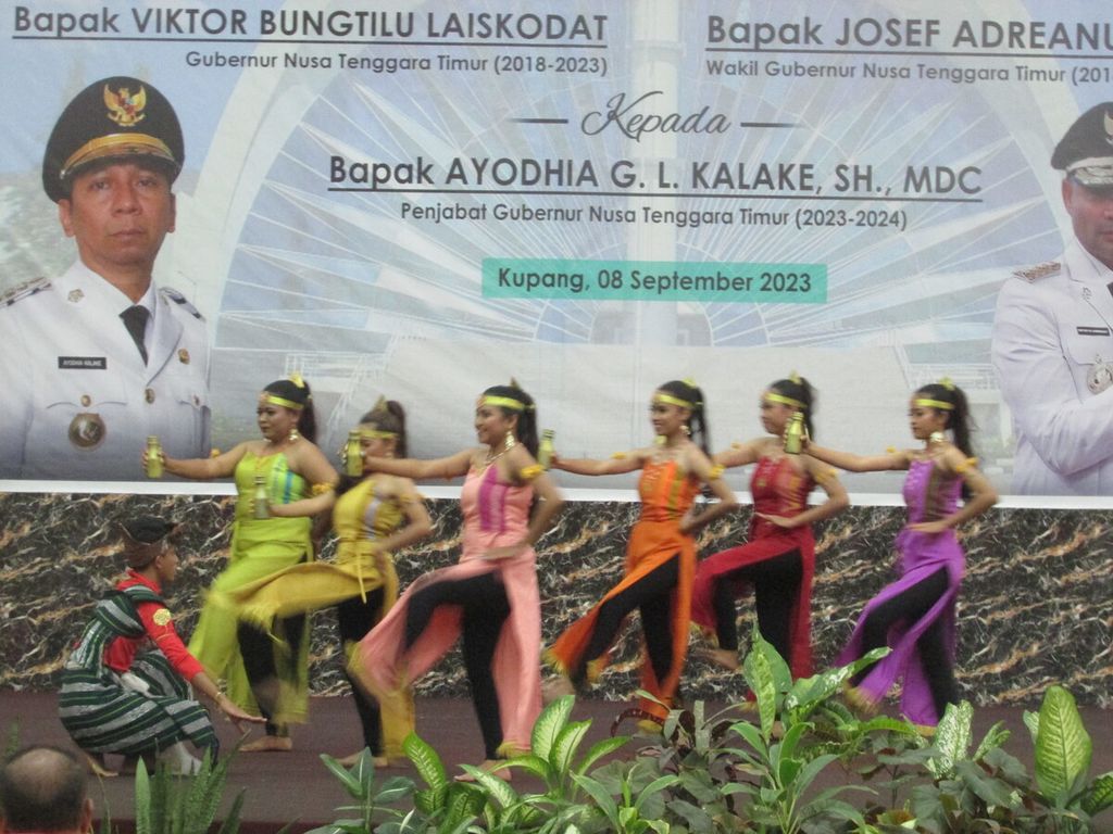 Tarian yang dibawakan salah satu sanggar tari di Kupang pada pisah sambut mantan gubernur dan wakil gubenur dengan Penjabat Gubernur di Kupang, Jumat (8/9/2023).