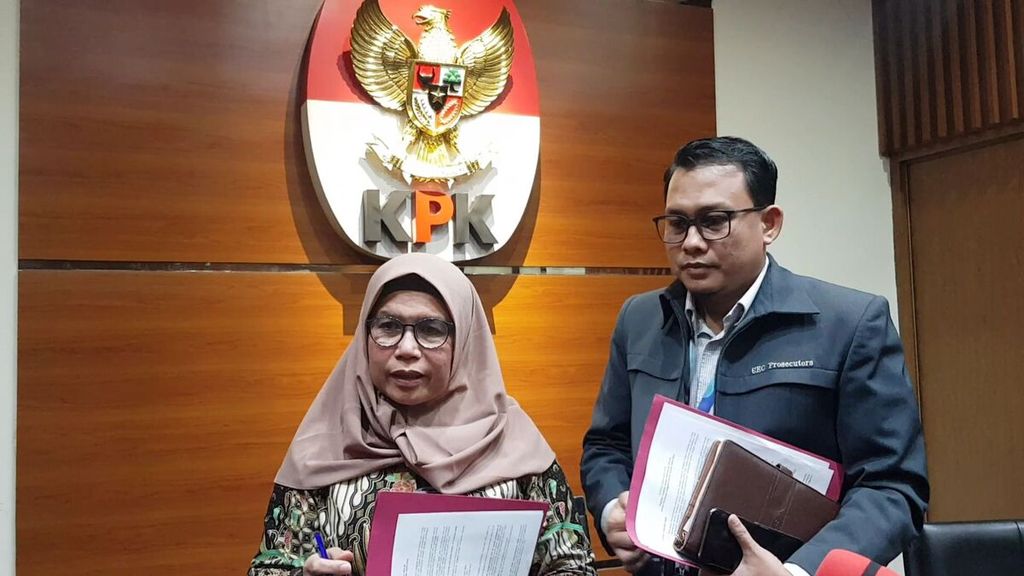 Wakil Ketua KPK Lili Pintauli Siregar (kiri) dan Pelaksana Tugas Juru Bicara KPK Ali Fikri