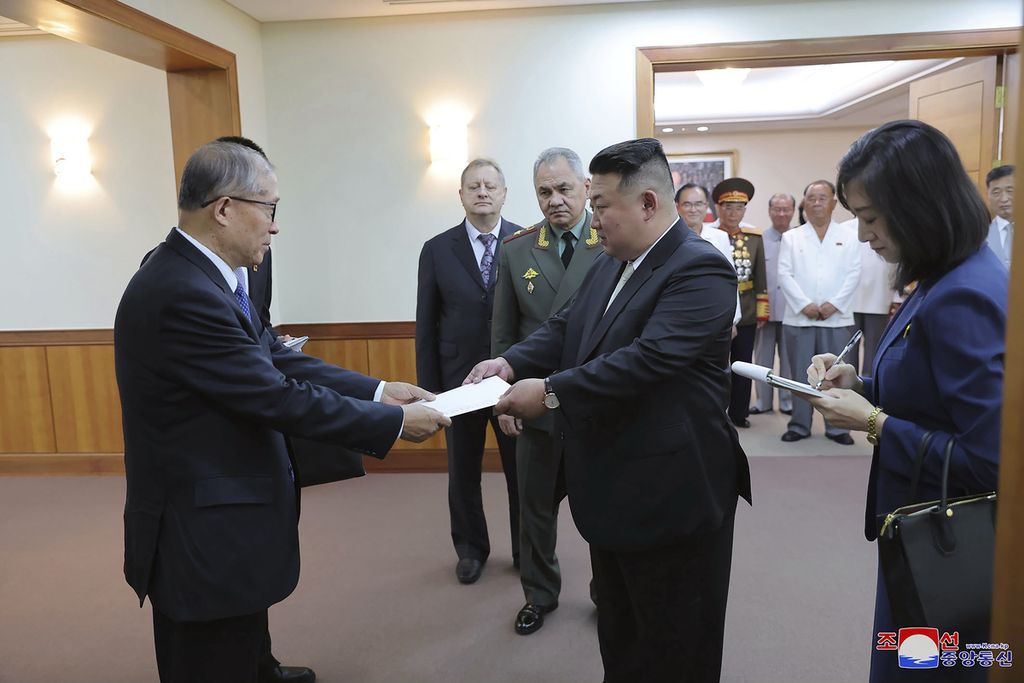 Dalam foto yang disediakan Pemerintah Korea Utara, Pemimpin Korut Kim Jong Un menerima surat dari Presiden China Xi Jinping yang diserahkan anggota Politbiro Partai Komunis China, Li Hongzhong, di Pyongyang, 27 Juli 2023. 