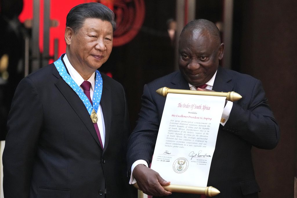 Presiden Afrika Selatan Cyril Ramaphosa memberikan penghargaan untuk Presiden China Xi Jinping di Pretoria, Afsel pada Selasa (22/8/2023). Xi hadir di Afsel untuk mengikuti KTT BRICS yang berlangsung pada 22-24 Agustus 2023 di Johannesburg.