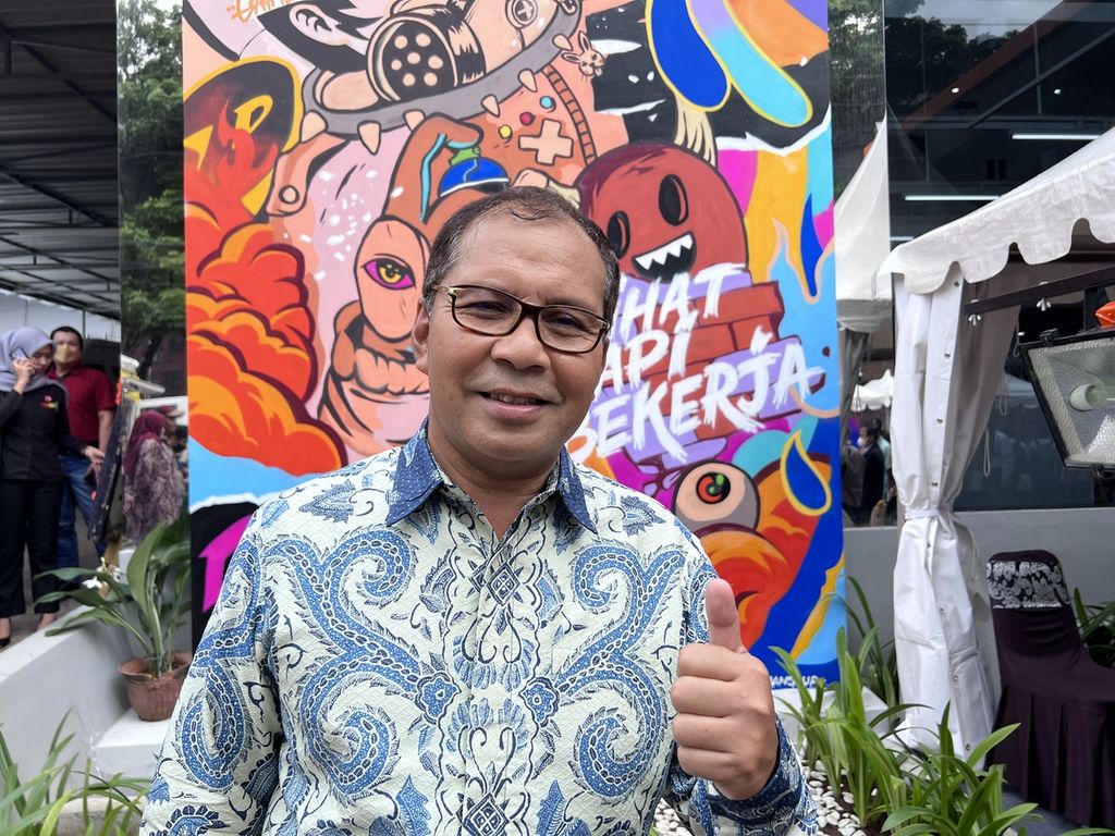 Wali Kota Makassar M Ramdhan Pomanto berfoto di depan mural yang berada di dinding depan toko buku Gramedia Pettarani, Makassar, Kamis (2/2/2023) seusai meresmikan toko buku ini.