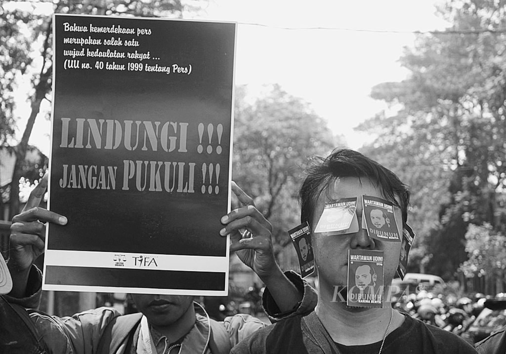 Jurnalis di Malang Raya, Jumat, 14 November 2014, menggelar aksi keprihatinan menolak kekerasan terhadap jurnalis di Indonesia. Sebagaimana pekerjaan lainnya, kerja jurnalis juga dilindungi undang-undang sehingga ketidaksepahaman atas kerja jurnalistik itu harus disampaikan sesuai aturan yang benar dan bukan dengan kekerasan fisik. 