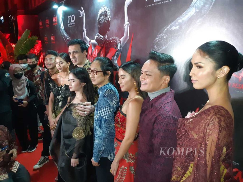 Kerabat kerja film <i>KKN di Desa Penari</i> berfoto bersama seusai gala premier film tersebut di Jakarta, Jumat (22/4/2022).