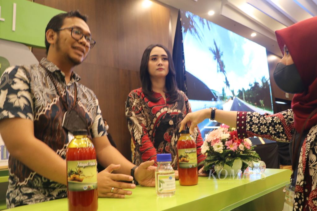 Pengunjung melihat minyak makan merah pada Pekan Riset Sawit Indonesia 2022 di Santika Premiere Dyandra Hotel and Convention, Medan, Sumatera Utara, Kamis (20/10/2022). 