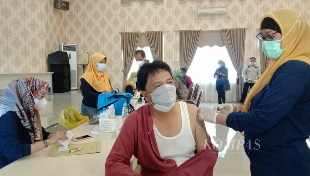 Petugas pelayanan publik mendapat layanan vaksin Covid-19 di Bandar Lampung, Jumat (5/3/2021).