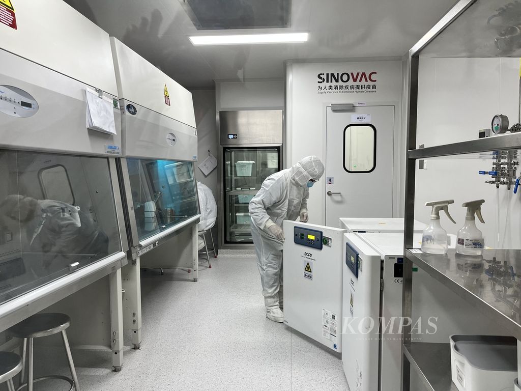  Staf laboratorium produsen vaksin Covid-19, Sinovac, bekerja memastikan kualitas vaksin yang dihasilkan di salah satu laboratorium di kompleks industrinya di Distrik Daxing, Beijing, China, Jumat (30/9/2022).