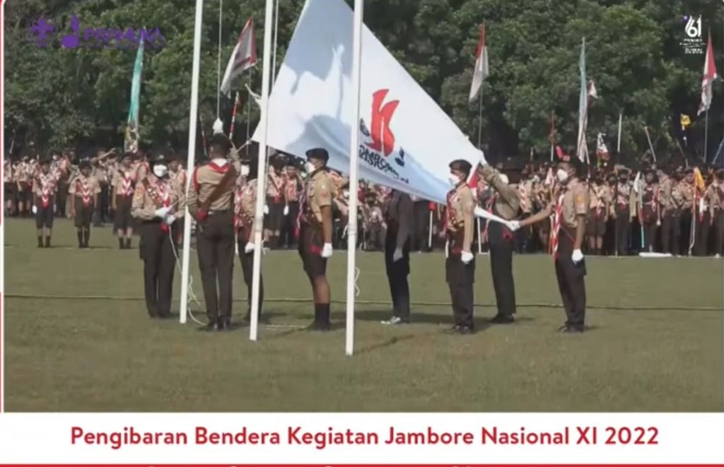 Jambore Nasional Pramuka Penegak Ke-11 Tahun 2022 dibuka bertepatan dengan peringatan Hari Pramuka, Minggu (14/8/2022). Terlihat di foto, peserta mengibarkan bendera pelaksanaan Jambore Nasional Pramuka di Buperta Cibubur, Jakarta. 