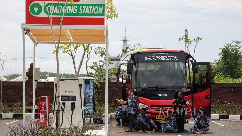 Some drivers are having their meal outside a diesel-fueled bus at the Benoa Seaport's bus terminal in Denpasar, Bali.