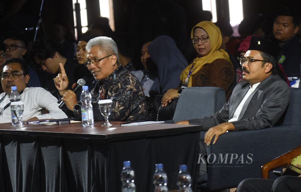Sekretaris Forum Rektor Eko Supeno (kiri) dan pemikir kebinekaan Sukidi menjadi panelis dalam acara Gagas RI yang dihadiri pasangan capres-cawapres Anies Baswedan dan Muhaimin Iskandar di Airlangga Convention Center, Surabaya, Rabu (22/11/2023).
