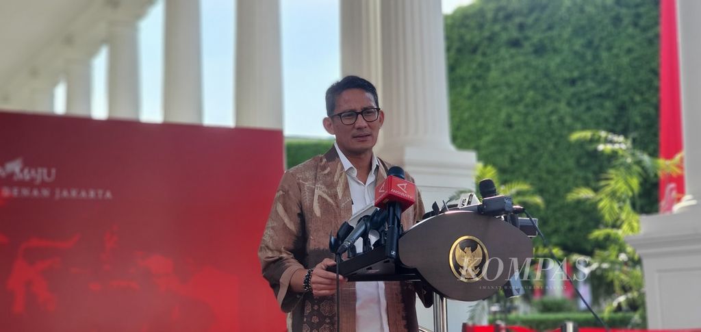 Menteri Pariwisata dan Ekonomi Kreatif Sandiaga Uno memberikan keterangan kepada wartawan di Kompleks Istana Kepresidenan, Jakarta, Senin (8/7/2024) 