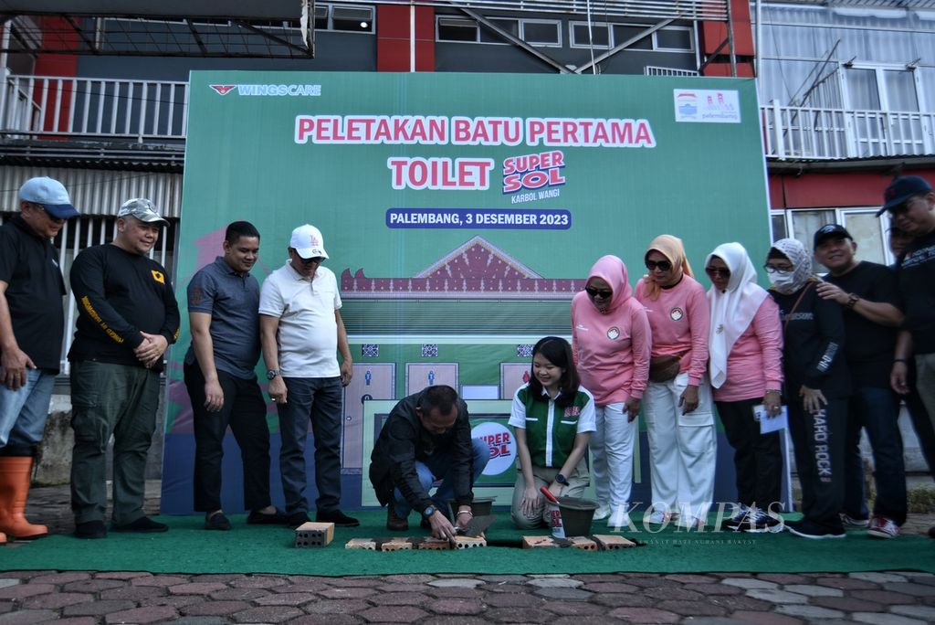 Penjabat Sekretaris Daerah Palembang Gunawan dan perwakilan <i>brand </i>Supersol, Anastasia Pamela, meletakkan batu pertama pembangunan empat bilik toilet umum di kawasan Benteng Kuto Besak, Palembang, Sumatera Selatan, Minggu (3/12/2023). 