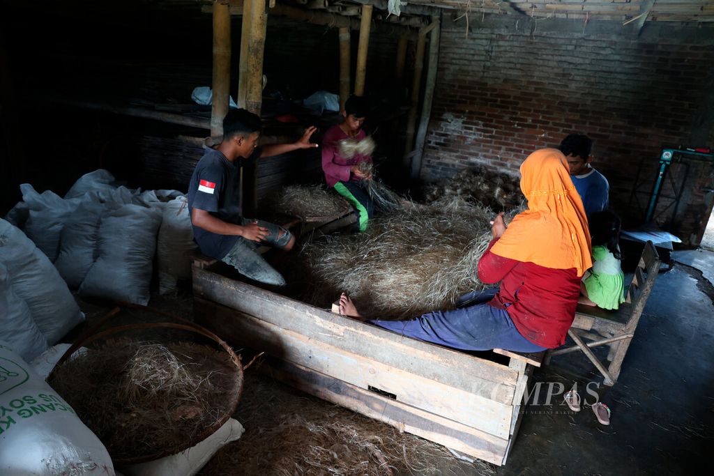 Pekerja mengolah sari pati aren untuk bahan baku pembuatan soun di Kecamatan Limbangan, Kabupaten Kendal, Jawa Tengah, Kamis (15/12/2022). 