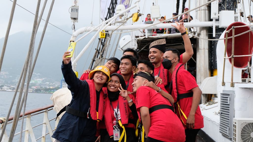 Sebagian Laskar Rempah berfoto saat berlayar dari Ternate ke Tidore, Maluku Utara dengan Kapal RI (KRI) Dewaruci pada Rabu (15/6/2022). Mereka berlayar dalam rangka Muhibah Budaya Jalur Rempah.