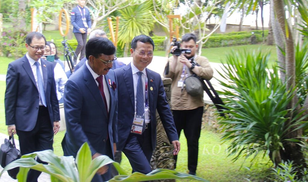 Menteri Komunikasi dan Informatika RI Johnny G Plate (kedua dari kiri) menjamu Menteri Komunikasi dan Informasi Vietnam Nguyen Manh Hung (kedua dari kanan) bertemu di sela Konferensi Tingkat Tinggi Ke-42 ASEAN, Rabu (10/5/2023), di Manggarai Barat, Nusa Tenggara Timur. Mereka membahas kerja sama pengawasan ruang digital dan pengembangan infrastruktur digital.