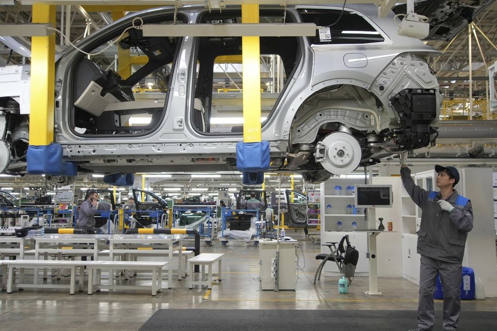 Perakitan mobil listrik di pabrik Li Auto, Jiangsu, China, pada Maret 2024.
