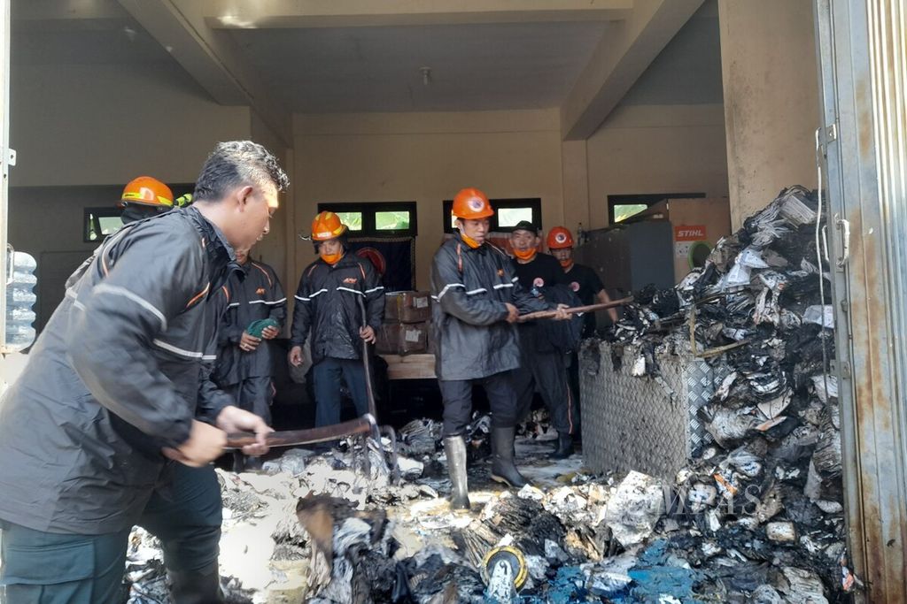 Kebakaran melalap lantai atas dari Gudang Logistik Penanggulangan Bencana di Kantor BPBD Provinsi Bali, Kota Denpasar, Rabu (26/6/2024). Pegawai dan petugas BPBD Bali membersihkan sisa kebakaran agar tidak menimbulkan kebakaran lain.