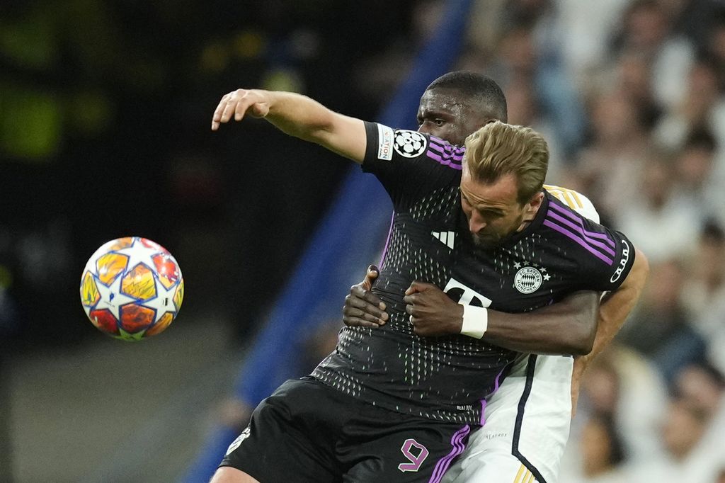 Bayern Munich striker Harry Kane vies for the ball with Real Madrid defender Antonio Ruediger during the second semi-final match of the Champions League on Thursday (9/5/2024) early morning WIB. Madrid won 2-1 against Munich.