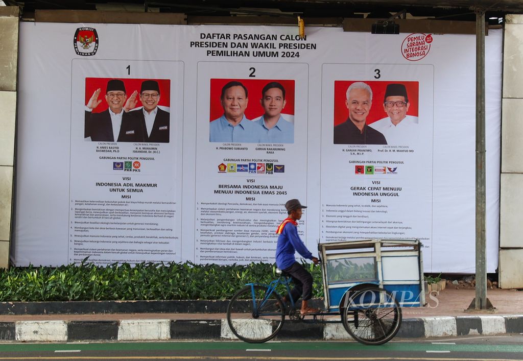Visi dan misi pasangan calon presiden dan wakil presiden yang berkontestasi dalam Pemilu 2024 dipasang di bawah jembatan layang Kuningan, Jakarta, Rabu (24/1/2024). 