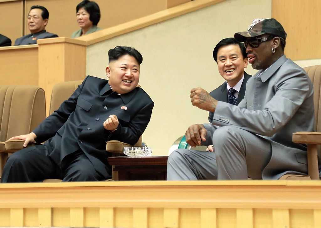 Foto yang disediakan Pemerintah Korea Utara memperlihatkan Pemimin Korut Kim Jong Un (kiri) berbicara dengan mantan pemain basket NBA, Dennis Rodman (kanan), saat menonton pertandingan bola basket di Pyongyang, 8 Januari 2014. 