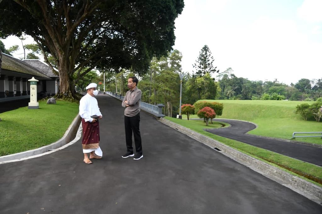 Presiden Joko Widodo berbincang dengan Koordinator Staf Khusus Presiden Ari Dwipayana di Istana Kepresidenan Tampaksiring sebelum berkunjung ke cagar budaya Pura Tirta Empul, Kabupaten Gianyar, Provinsi Bali, Jumat (6/5/2022). Pura ini berada di sebelah timur Istana Kepresidenan Tampaksiring.