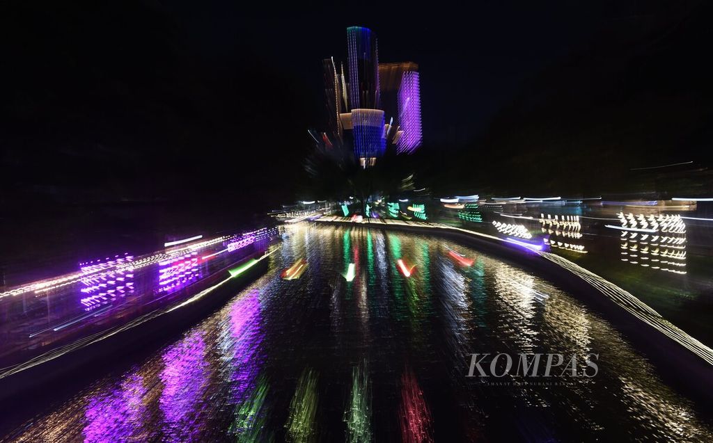  The beauty of the Kalimas River at the Achievement Park, Surabaya City, Tuesday (12/7/2022) night. The Surabaya City Government installed lights along the Kalimas River from the Submarine Monument to Siola so that its beauty can be enjoyed at night.