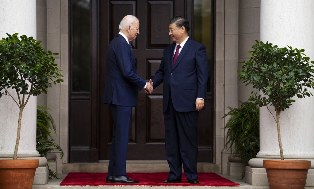 Presiden Amerika Serikat Joe Biden berjabat tangan dengan Presiden China Xi Jinping di Filoli Estate di Woodside, California, Amerika Serikat, Rabu 15 November 2023. Pertemuan digelar di sela-sela konferensi Kerja sama Ekonomi Asia-Pasifik. 