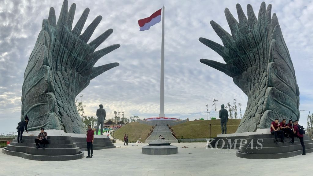 Pasukan Pengamanan Presiden (Paspampres) berjaga di Taman Kusuma Bangsa yang berada di Ibu Kota Nusantara, Selasa (13/8/2024). Presiden Joko Widodo dan Wakil Presiden Ma’ruf Amin berkantor di IKN sejak Minggu (11/8/2024).