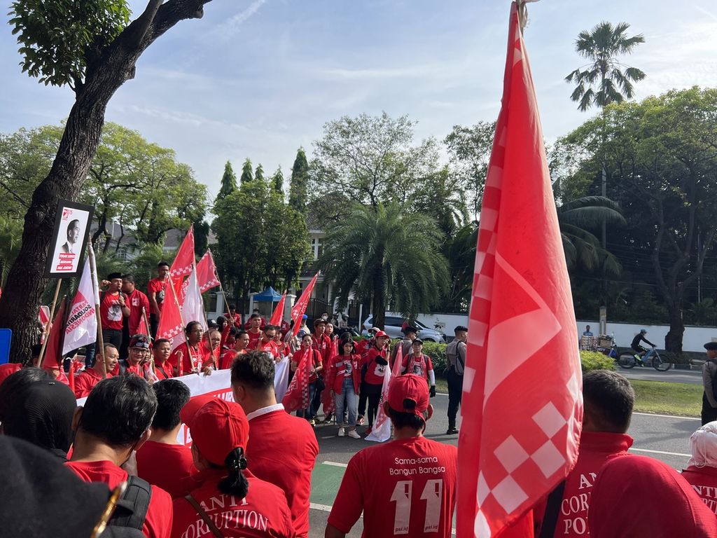 Sejumlah kader  Partai Solidaritas Indonesia berorasi sambil menunggu bakal calon anggota legislatif di kantor KPU, Jakarta Pusat, Minggu (14/5/2023).