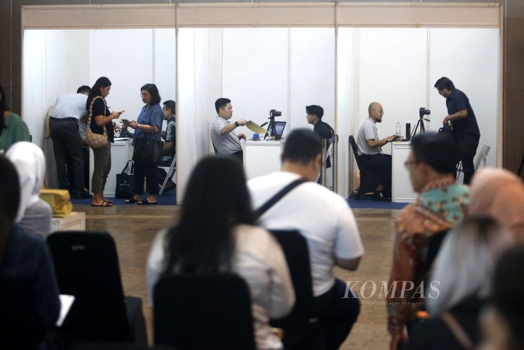 Pengunjung antre membuat paspor pada gelaran Garuda Travel Fair (GATF) 2023 yang diadakan oleh maskapai Garuda Indonesia dan PT Bank Mandiri (Persero) Tbk di ICE BSD, Tangerang, Banten, Jumat (27/10/2023). 