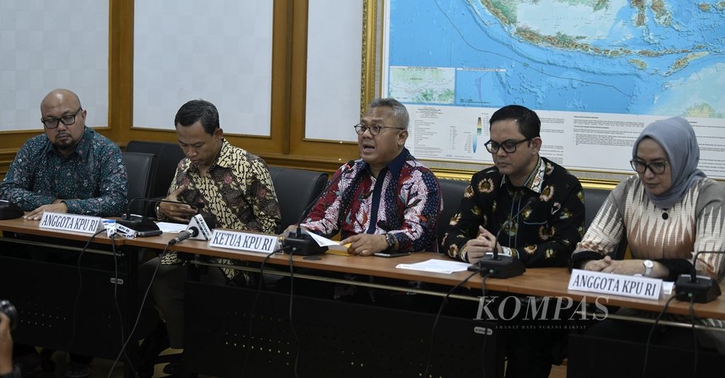 Jajaran pimpinan KPU di Kantor KPU, Jakarta, Selasa (5/11/2019). 