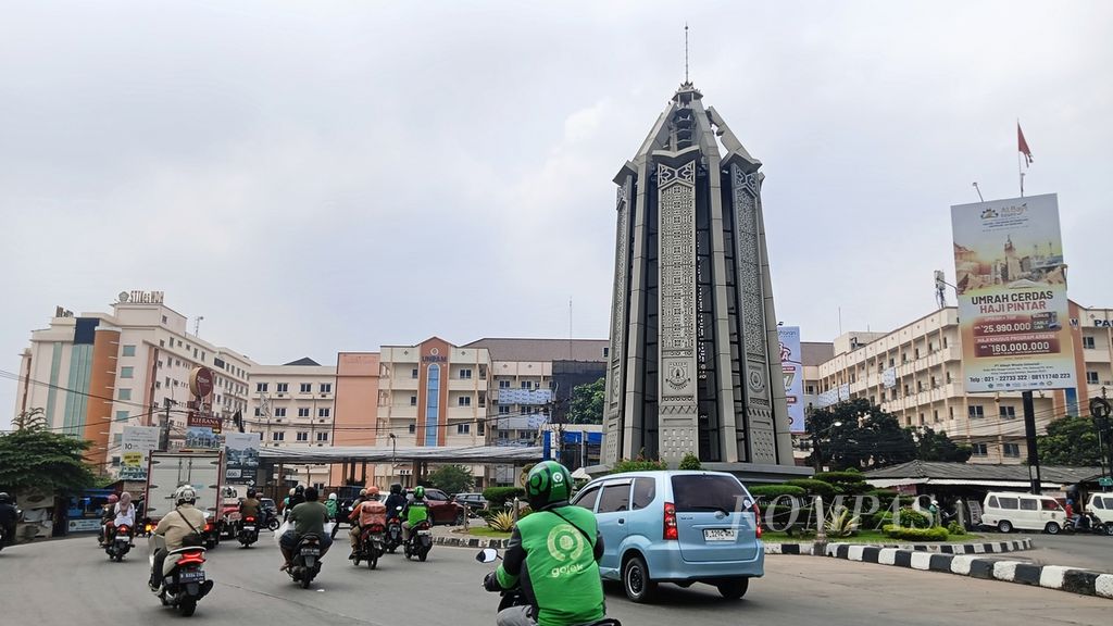 Suasana di sekitar Universitas Pamulang, Tangerang Selatan, Kamis (24/7/2024). Rombongan dosen Universitas Pamulang mengalami kecelakaan bus di Jalan Tol Cipali, Rabu (25/7/2024).