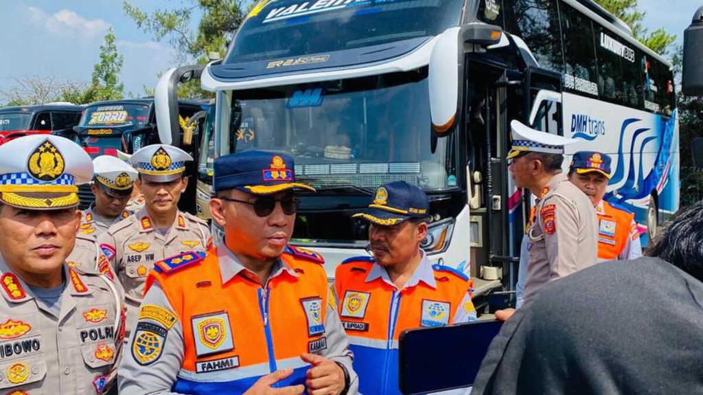 Kepala Badan Pengelola Transportasi Darat (BPTD) Jawa Barat Muhammad Fahmi di sela-sela pemeriksaan bus wisata di Kabupaten Sumedang, Jawa Barat, Minggu (16/6/2024).