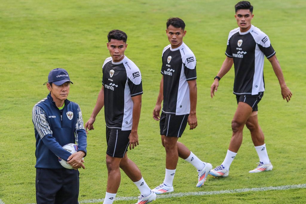 Penyerang Indonesia, Dimas Drajad (kedua kanan), bersama Pelatih Shin Tae-yong (kiri), Ramadan Sananta (kanan), dan Muhammad Ferrari, saat sesi latihan jelang laga kualifikasi Piala Dunia 2026 lawan Arab Saudi di Lapangan A, Kompleks Stadion Utama Gelora Bung Karno, Jakarta, Sabtu (31/8/2024). 