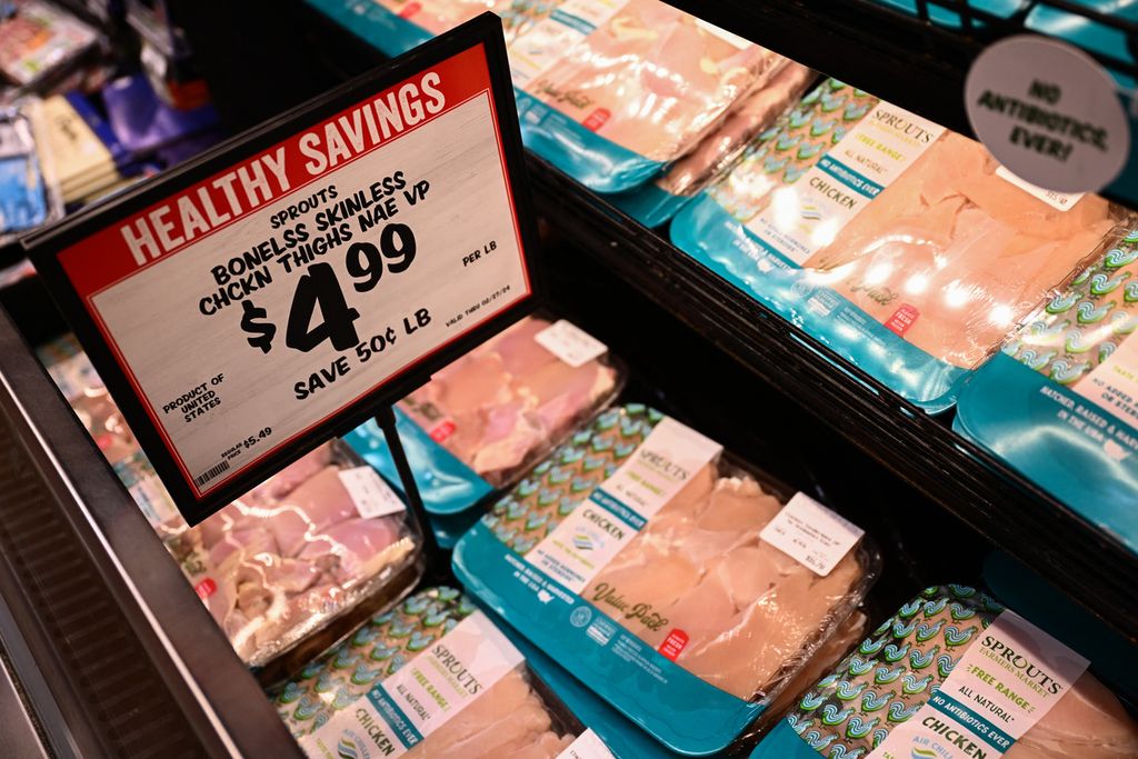 Harga dada ayam di toko kelontong Sprouts Farmers Market di Pantai Redondo, California, AS, pada 23 Februari 2024. 