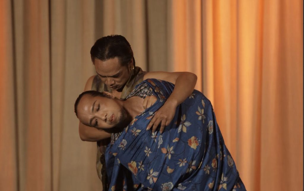 Rianto and Boby Ari Setiawan performing <i>Crawling Roots in a Growing Body </i>at the opening of the Fundraising Night auction by the Nusantara Dance Loka Foundation and the Indonesian Dance Festival at The Dharmawangsa Jakarta, Thursday (2/05/2024).