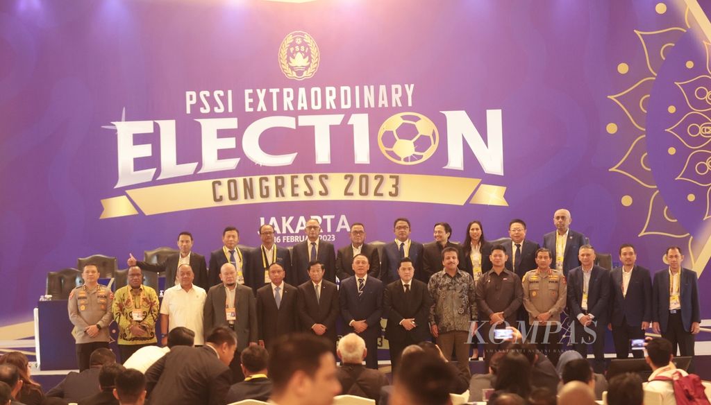 Pengurus dan anggota komite eksekutif PSSI berfoto bersama Menpora usai pembukaan Kongres Luar Biasa (KLB) PSSI di Jakarta, Kamis (16/2/2023). Agenda KLB PSSI adalah pemilihan ketua umum, wakil ketua umum, dan anggota komite eksekutif. Sebanyak 87 pemilik suara akan menentukan pengurus PSSI 2023-2027. Mereka terdiri dari 34 asosiasi provinsi PSSI, 18 klub Liga 1 2021-2022, 16 klub peringkat tertinggi Liga 2 2021-2022, dan 16 klub dengan posisi terbaik pada Liga 3 2021-2022. Lalu, tiga asosiasi di bawah naungan PSSI, yakni Federasi Futsal Indonesia, Asosiasi Pelatih Sepak Bola Seluruh Indonesia, dan Asosiasi Sepak Bola Wanita Indonesia.