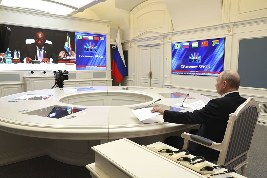 Presiden Rusia Vladimir Putin melihat ke layar jalannya sesi plenary KTT BRICS yang tengah berlangsung di Johannesburg, Afrika Selatan, melalui videoconference dari Moskwa, Rusia, Rabu (23/8/2023).  