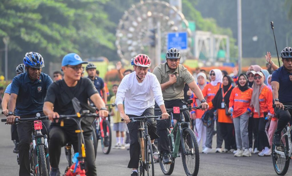 Presiden Joko Widodo bersepeda pagi di kawasan Jalan Thamrin Sudirman, Jakarta, Minggu (5/5/2024).
